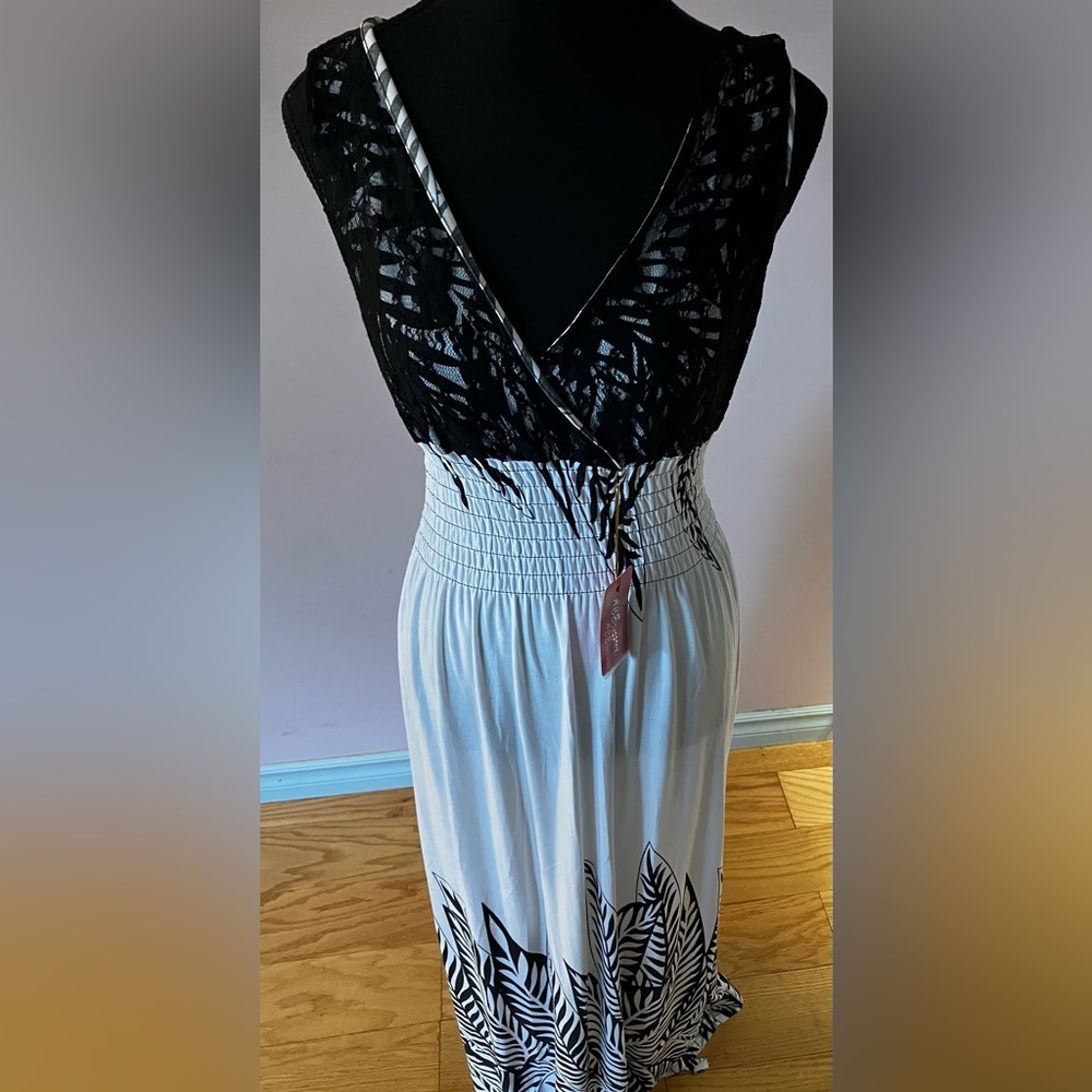 BNWT Beautiful Flowy B&W Maxi Dress size L - Picture 2 of 15